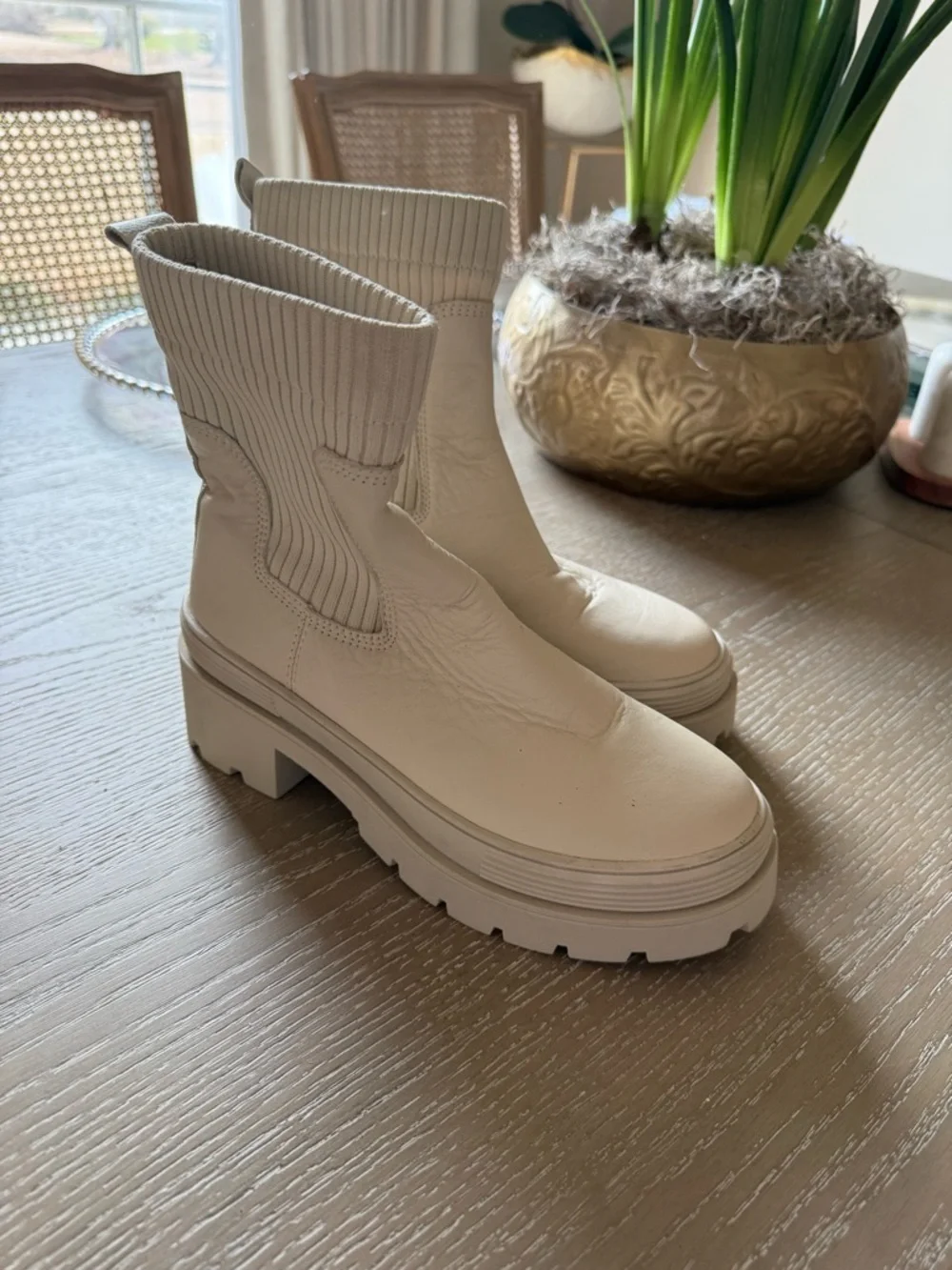 Vintage Havana Cream Rib-Knit top on leather Chelsea Booties size 6